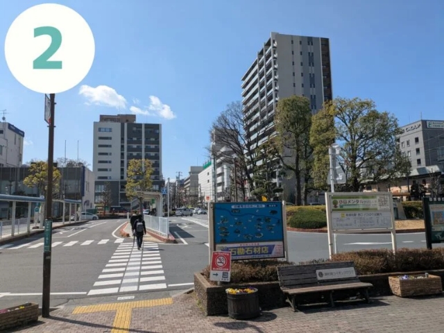 正面の通りを直進してください