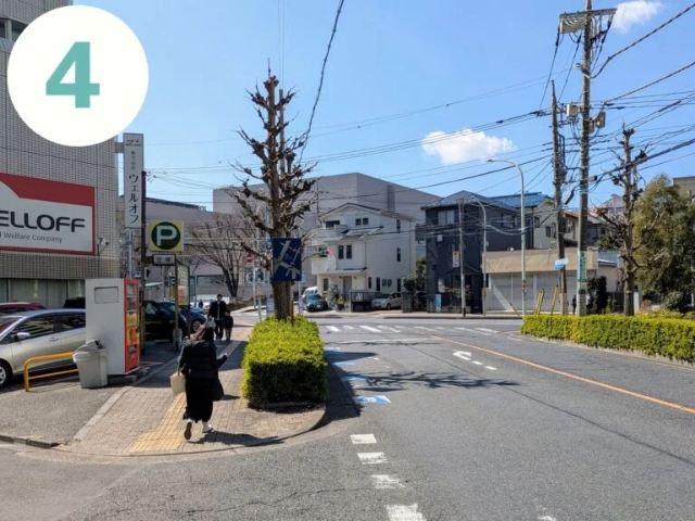 500ｍほど歩くと「さいたま市文化センター」が見えてきます。この交差点を左斜め前方にお進みください