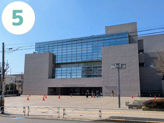 右手に「さいたま市文化センター」を見ながら200ｍほど進みます