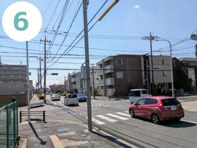 この交差点を渡ったら右にお進みください